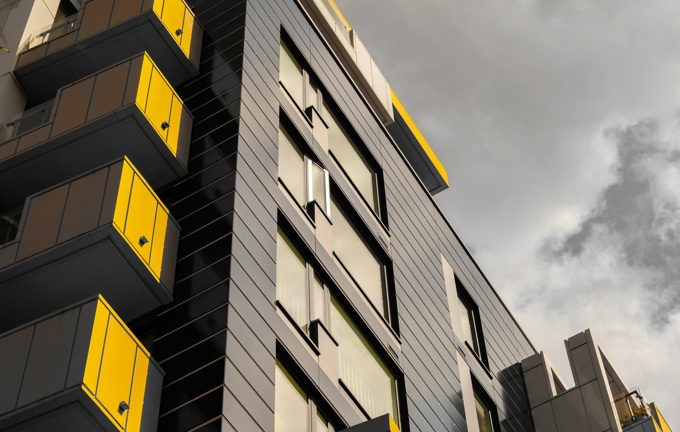 Bürogebäude mit gelben Fensterelementen
