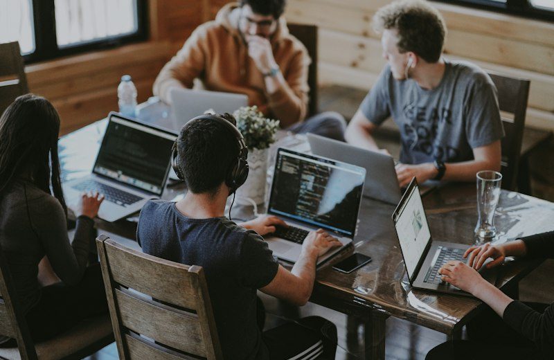 Gruppe arbeitet an Laptops in einem Schulungsraum