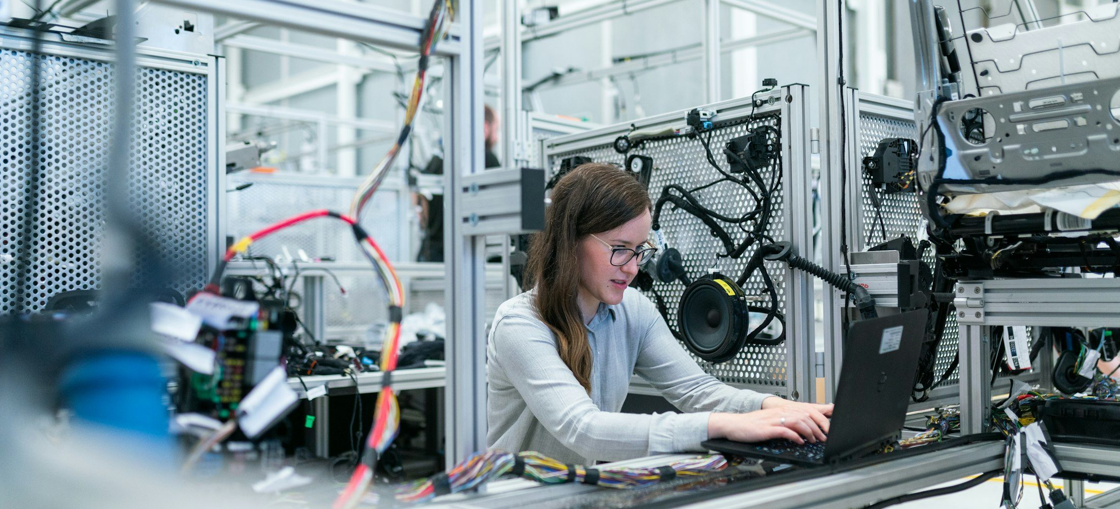 Technikerin an einer Produktionsanlage